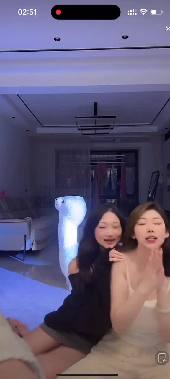三个女人一台戏走光大奶子 (2).MP4