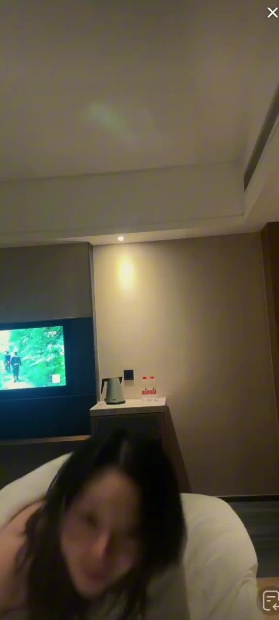 美眉醉酒露底1