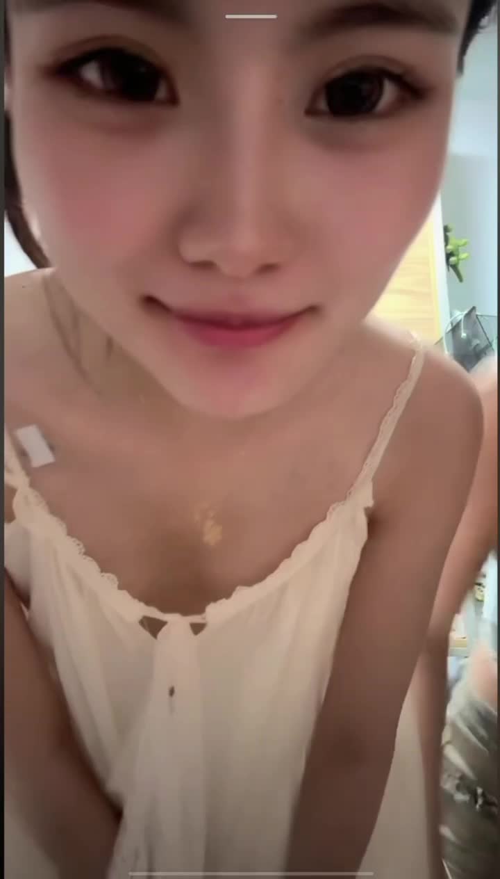 六月中旬精选走光 (1).MP4