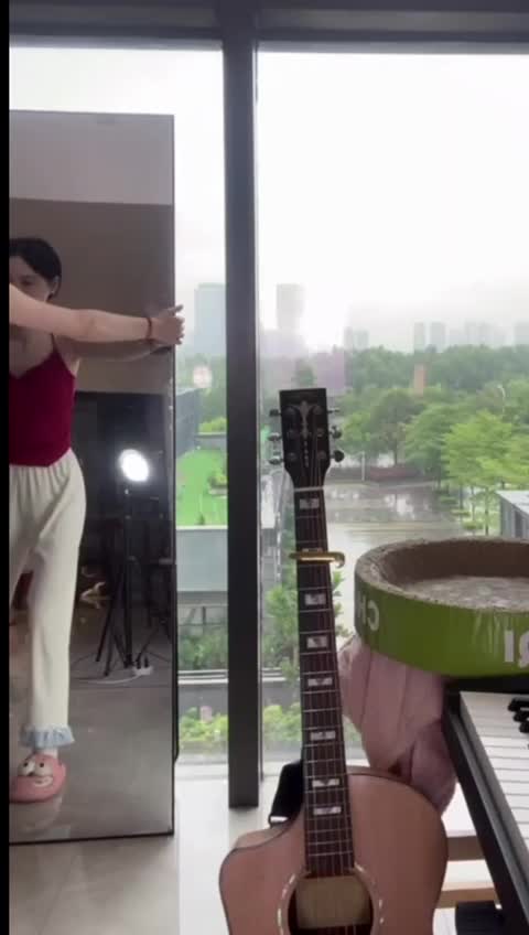 黄星然 百万网红走光漏点.MP4