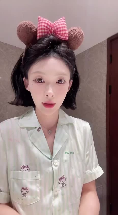 百万网红 付芮走光漏点.MP4